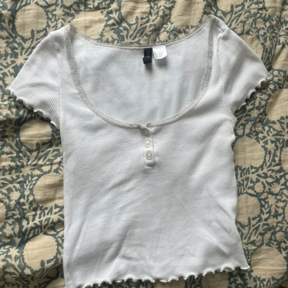 White Ribbed Button Crop Top - Picture 2 of 4